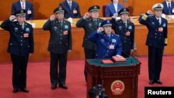 2018年3月18日，新一届中国国家中央军委大部分成员在北京人民大会堂宣誓就职。排名第一的副主席许其亮手抚宪法，后排从左到右：委员张升民、李作成、副主席张又侠、委员魏凤和、苗华。
