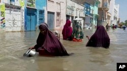 Watu wakitembea kwenye maji ya mafuriko Somalia. Picha ya maktaba.