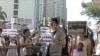 新界上水市民在重阳节假期到水货客经常出没的地铁站进行抗议(美国之音 谭嘉琪拍摄)