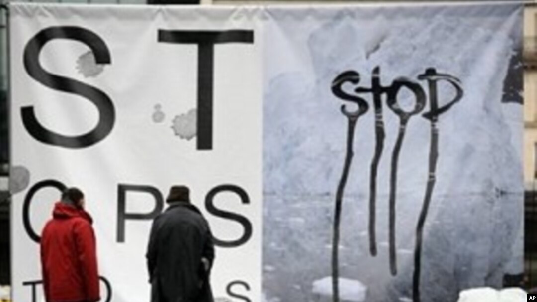 A creation by French artist Francois Barge 'Message de glace' (Ice Message), made of three 400 kg ice cubes, to denounce global warming on the eve of the December 7-18 UN climate conference in Copenhagen, 06 Dec 2009