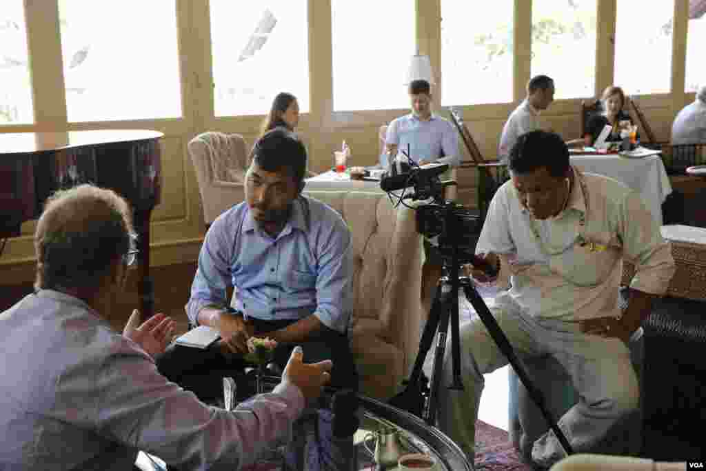 Jonathan Friedland, Chief Communications Officer of Netflix Inc, gives an interview to VOA Khmer following a a press conference about a Netflix-produced drama, "First They Killed My Father" at Grand Hotel D'Angkor in Siem Reap, Cambodia, February 18, 2017. (Kann Vicheika/VOA Khmer)