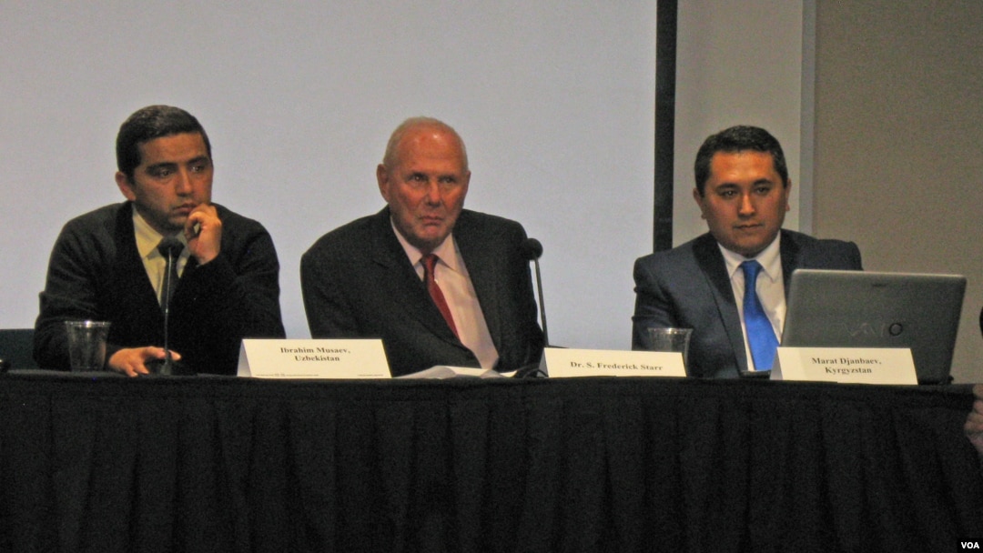 O'zbekistondan Ibrohim Musayev, professor Frederik Starr, Qirg'izistondan Marat Janbayev Jon Xopkins Universitetida Ramsfeld stipendiatlari yig'inida. 30-oktabr, 2013-yil.