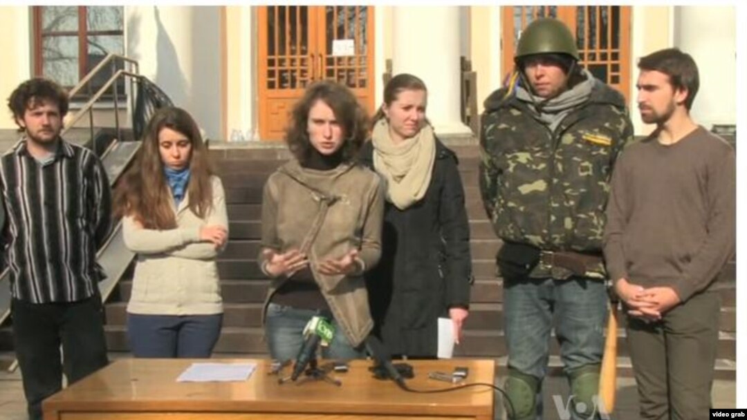 Ukraina Ta'lim vazirligi oldida talabalar matbuot konferensiyasi o'tkazmoqda.