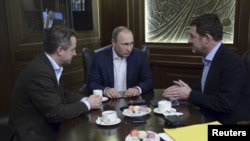 Putin "Bild" nashri bosh muharriri Kay Diekmann (o'ngda) va gazeta muharrir muovini Nikolaus Blome bilan suhbatda. Sochi, 5-yanvar.
