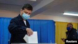 Президент України Володимир Зеленський на виборчій дільниці