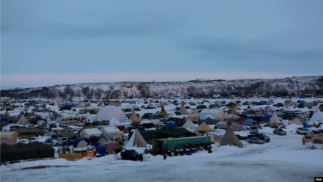 Thousands of people have camped on tribal land near the Standing Rock Sioux Reservation in North Dakota in protest of the Dakota Access oil pipeline. (E. Sarai/VOA news)