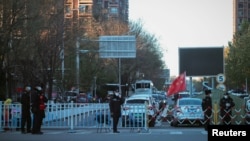因發現新冠疫情，北京的一個居民小區被保安封控。 （2021年11月11日）