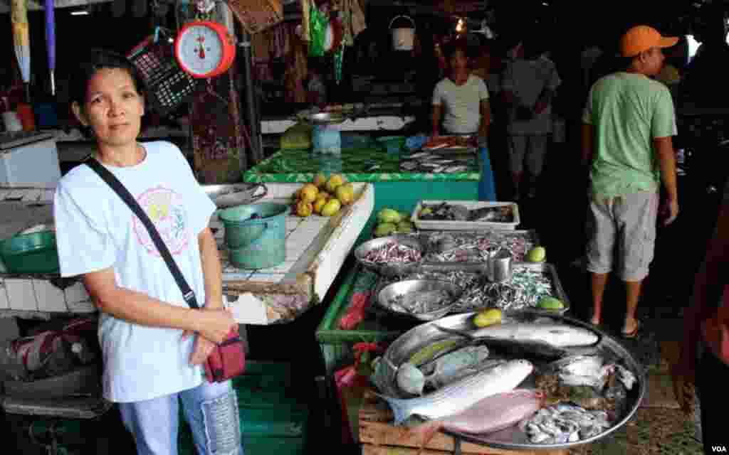 Chợ cá ở Masinloc, Philippines. (D. Schearf/VOA)