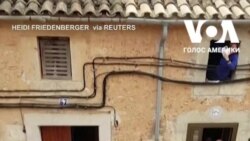 Поліцейські в Іспанії співають пісні для сімей на карантині. Відео