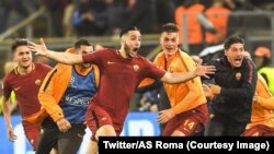 The players are jubilant after their 3-0 win against FC Barcelona in the second leg of the Champions League quarter-final, Rome, Italy, April 10, 2018. 