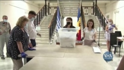 На дострокових парламентських виборах у Молдові впевнену перемогу отримала партія Маї Санду. Відео