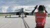 2017年7月26日, 一架B-1B战机在关岛的空军基地降落(照片由美国空军提供)。