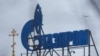 Лого Газпрому на даху будинку у Санкт-Петербурзі, 5 лютого, 2024 року.