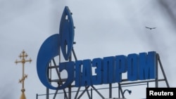 Лого Газпрому на даху будинку у Санкт-Петербурзі, 5 лютого, 2024 року.