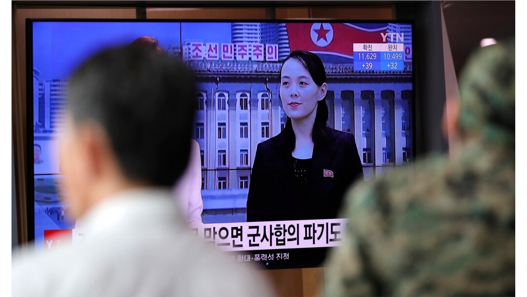 지난 4일 한국 서울역에 설치된 TV에서 김여정 북한 노동당 제1부부장의 대남 발언 관련 소식이 나오고 있다.