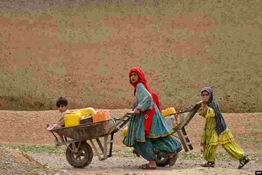 Afg&#39;onistonning Qandahor viloyatida suv tashiyotgan bolalar