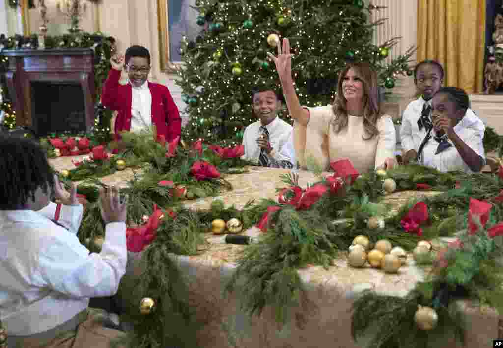 在白宫东厅，美国第一夫人梅拉妮亚&middot;川普（Melania Trump）把一件圣诞节装饰品扔给一个儿童。白宫2017年度节日装饰以&ldquo;悠久传统&rdquo;为主题（2017年11月27日）。