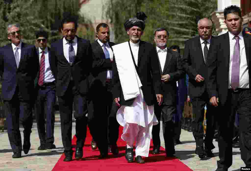 Ashraf G'ani( markazda) prezidentlikni qabul qilib olish marosimiga kelmoqda, 29-sentabr, 2014-yil.