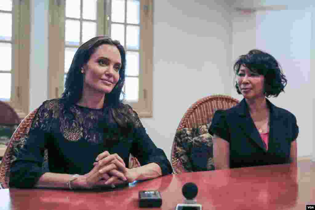 Actress and filmmaker Angelina Jolie (left) and Cambodian-American Loung Ung, author of “First They Killed My Father,” give an exclusive interview to VOA Khmer following a press conference about the premiere of the upcoming Netflix film in Siem Reap province, Cambodia on February 18, 2017. The film “First They Killed My Father,” based on Luong Ung's account of surviving the regime as a child, premiered Saturday night at an outdoor screening in Angkor Archeological Park. (Neou Vannarin/VOA Khmer)