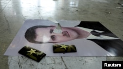 Qamishli xalqaro aeroportida prezident Bashar al-Assadning oyoqosti qilingan portreti, Suriya, 8-dekabr, 2024. 