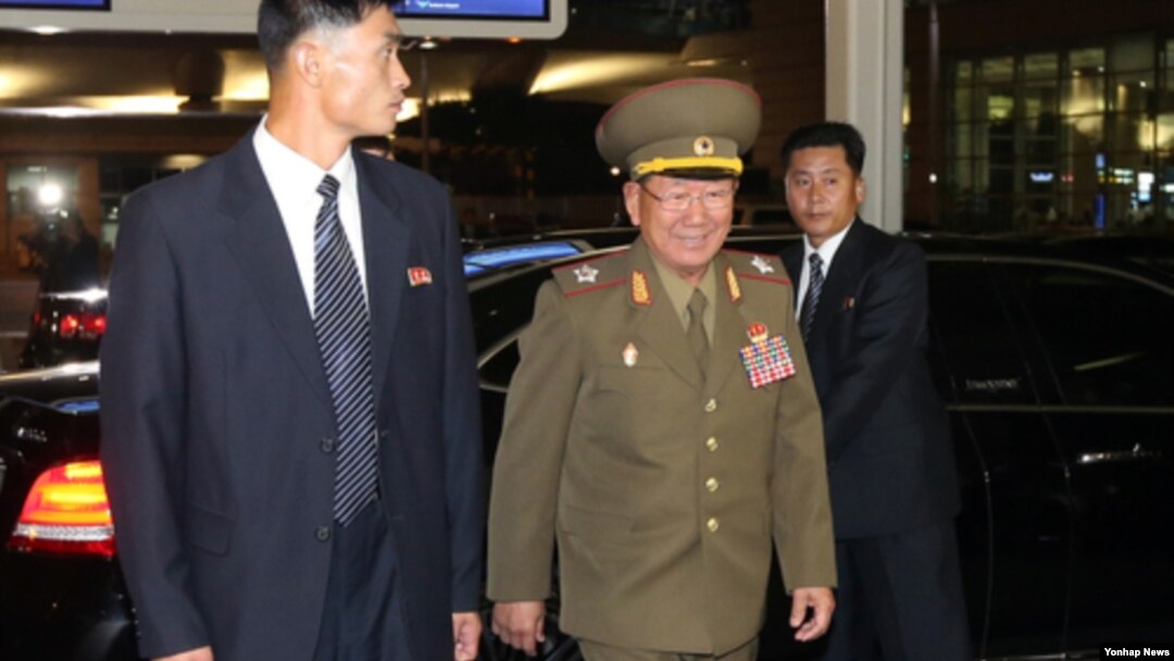 북한의 황병서 군 총정치국장(가운데)이 4일 인천 아시안게임 폐막식에 참석한 뒤 인천국제공항을 통해 북한으로 돌아가고 있다. 