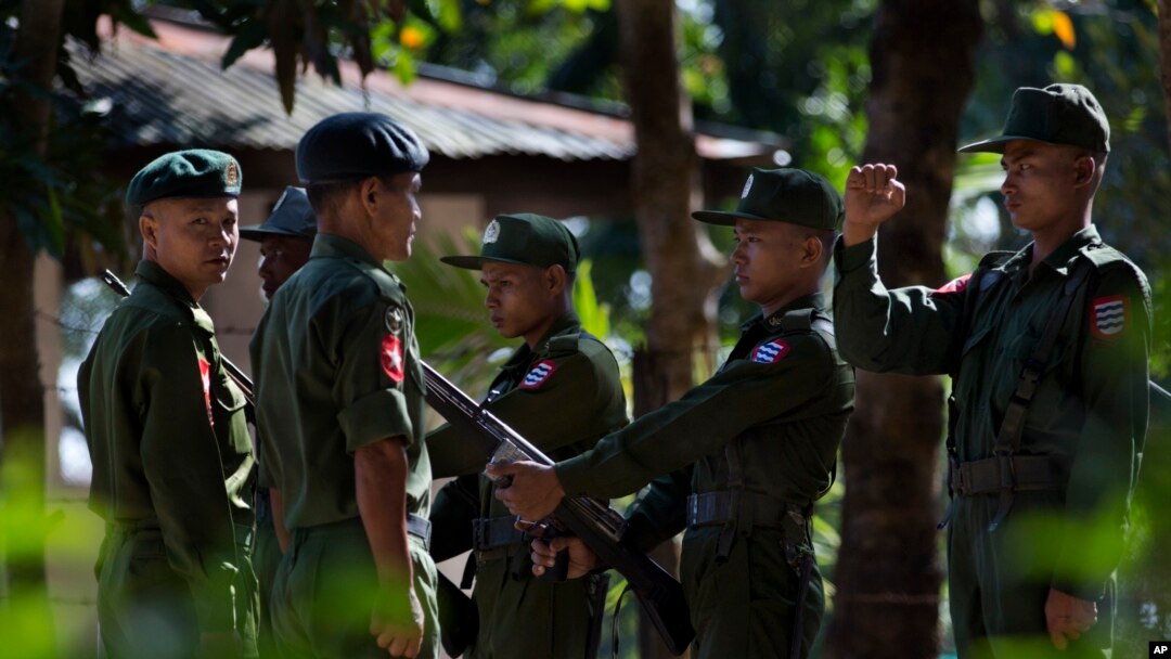 Myanma armiyasi saflarida yosh bolalar kam emas. 