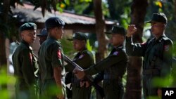 Myanma armiyasi saflarida yosh bolalar kam emas. 