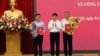 Thường trực Ban Bí thư Lương Cường trao quyết định và tặng hoa các đồng chí Tô Ân Xô, Trần Đăng Quỳnh, ngày 4/8/2024. Photo Dang Cong san.