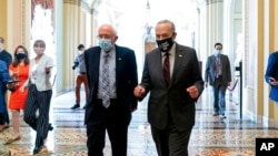 Senator Berni Sanders (chapda) Senatdagi demokratlar sardori Chak Shumer bilan, Vashington, AQSh, 2021-yil, 9-avgust