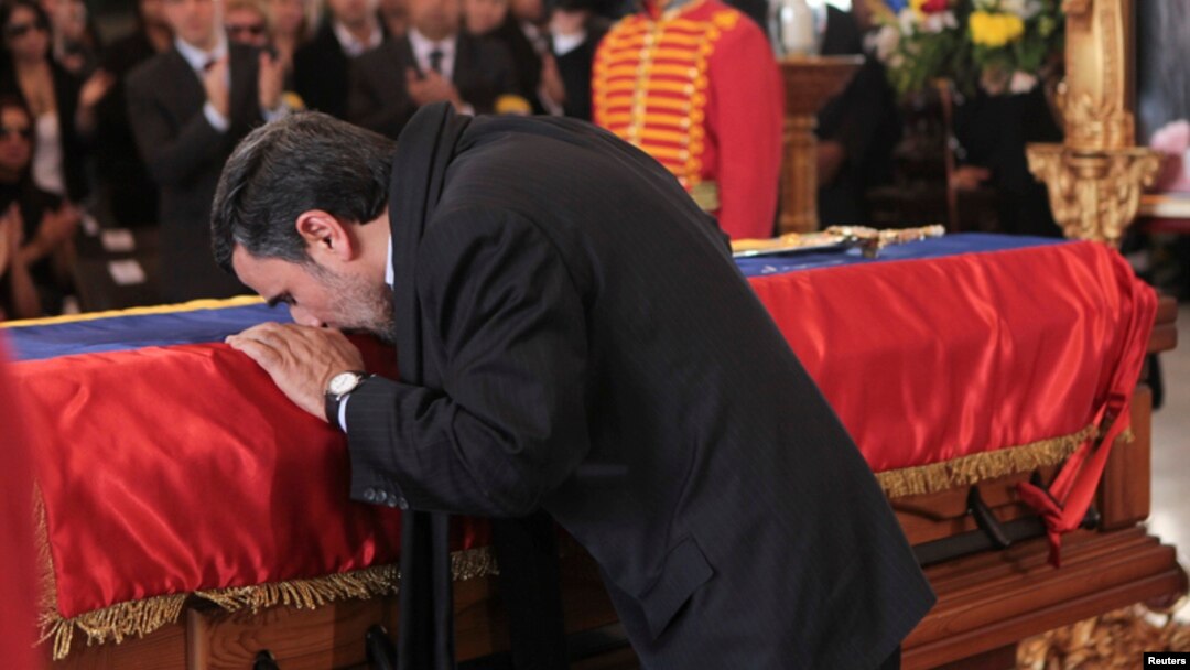 El gobernante iraní, Mahmud Ahmadinejad, besó el ataúd de Chávez durante el funeral del presidente venezolano en Caracas.