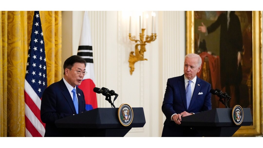 문재인 한국 대통령은 21일 조 바이든 대통령과의 정상회담 뒤 열린 공동기자회견에서 미사일 지침이 종료됐다고 밝혔다.