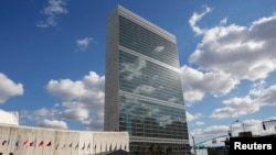 纽约的联合国总部大楼外，各国国旗飘扬