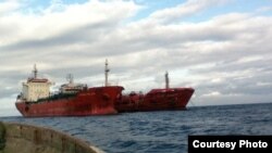 Duzgit Integrit e Marida Melissa no Porto de São Tomé