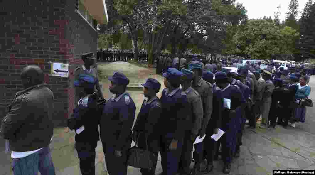 Policiais e membros das forças de segurança do Zimbabué votaram antecipadamente para se dedicar as funções de segurança durante as eleições de hoje.
