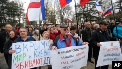 Qrimda Rossiyaga qo'shilish istagidagi odamlar namoyish qilmoqda, Simferopol, 6-mart, 2014-yil