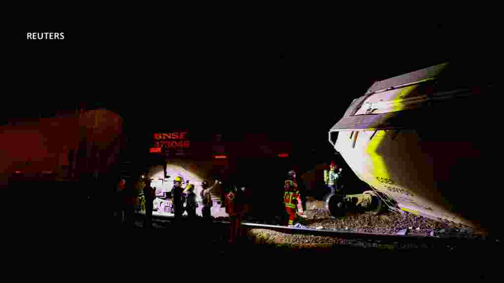 Al menos 15 vagones del tren salieron de las vías y se requirió la asistencia de nueve unidades de emergencia. 