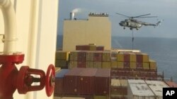 Momento em que comandos iranianos ocupavam o navio de bandeira portuguesa