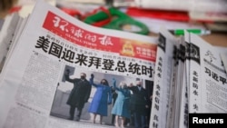 北京街頭一個報刊亭中展示環球時報對美國總統拜登就職典禮的報導。（2021年1月21日）