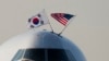 최근 미국에 착륙한 윤석열 한국 대통령의 전용기 윗부분에서 태극기와 성조기가 펄럭이고 있다. 