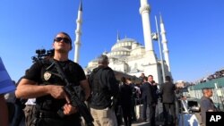 Maxsus xavfsizlik kuchlari harbiylar isyonida halok bo'lgan fuqarolarning janoza namozi bo'layotgan masjidni qo'riqlamoqda, Anqara, 17-iyul, 2016-yil.