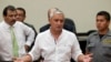 En esta foto de archivo del 28 de marzo de 2016, el expresidente guatemalteco Otto Pérez Molina, centro, habla con periodistas después de asistir a una audiencia, en un tribunal de Ciudad de Guatemala. 