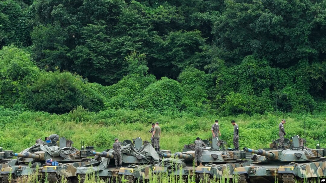 지난 2일 파주에서 한국 군인들이 훈련 준비를 하고 있다. (자료사진)