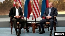 "Katta sakkizlik" sammiti doirasida AQSh prezidenti Barak Obama (chapda) va Rossiya rahbari Vladimir Putin o'zaro muloqot o'tkazdi, 17-iyun, 2013-yil.