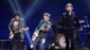 Ronnie Wood (trái), Keith Richard (giữa), và Mick Jagger của ban nhạc Rolling Stones trong một buổi biểu diễn ở Boston năm 2013. 