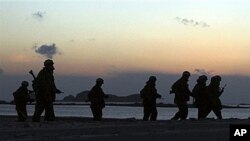 韩国海上巡逻队在延坪岛海边巡逻