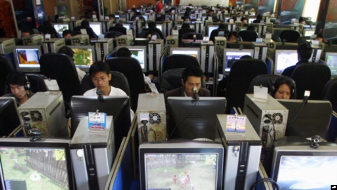 People at an Internet cafe in Kunming, China. Beijing authorities have intensified controls over the growing number of bloggers using the Internet, March 2007 (file photo).