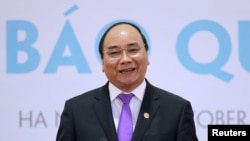 Thủ tướng Nguyễn Xuân Phúc phát biểu tại cuộc họp báo sau Hội nghị cấp cao (HNCC) hợp tác Campuchia - Lào - Myanmar - Việt Nam lần thứ tám (CLMV-8) và HNCC Chiến lược hợp tác kinh tế Ayeyawady-Chao Phraya-Mekong lần thứ bảy (ACMECS-7) tại Hà Nội, ngày 26/10/2016.