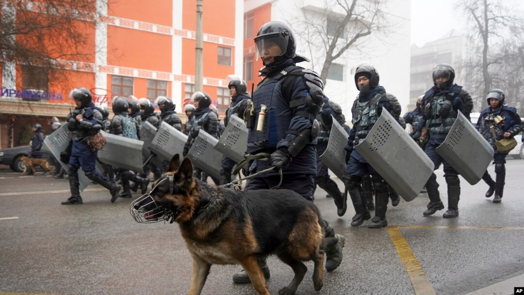 5 Ocak 2022 - Kazakistan'da akaryakıt zammını protesto edenlere müdahale eden çevik kuvvet polisi