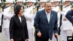 2023年4月25危地马拉总统贾马泰(右)在台湾总统蔡英文陪同下在台湾总统府前检阅军事仪仗队