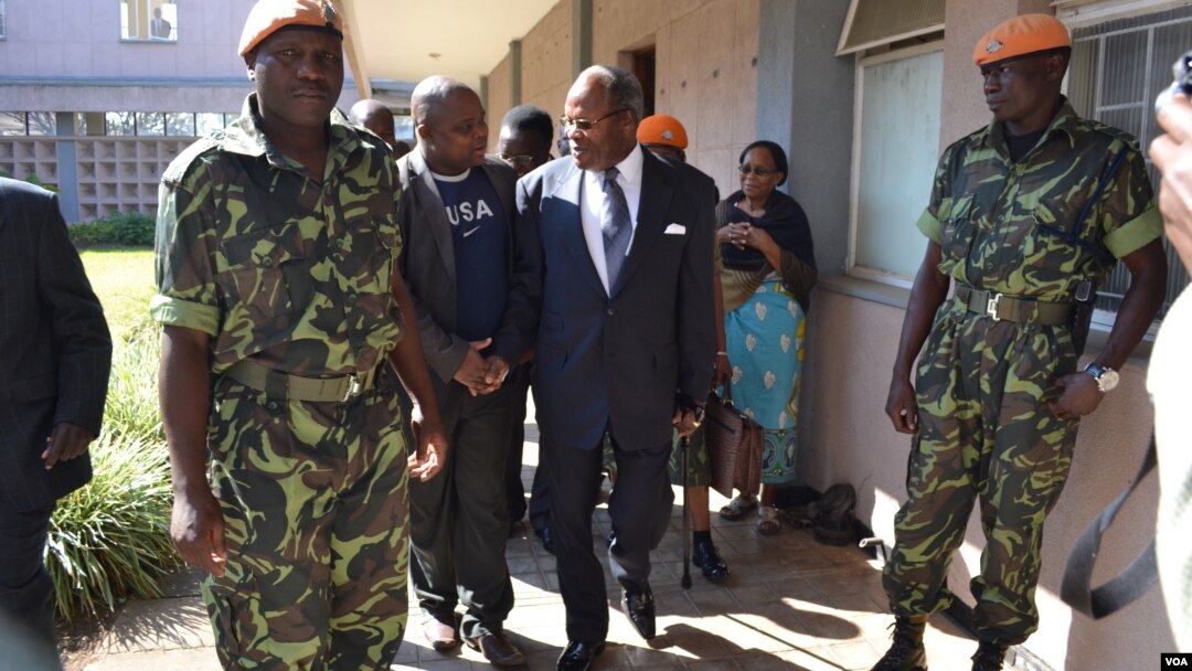 Former Malawi President Bakili Muluzi, center, is pictured outside the High Court in Blantyre. (L. Masina/VOA)